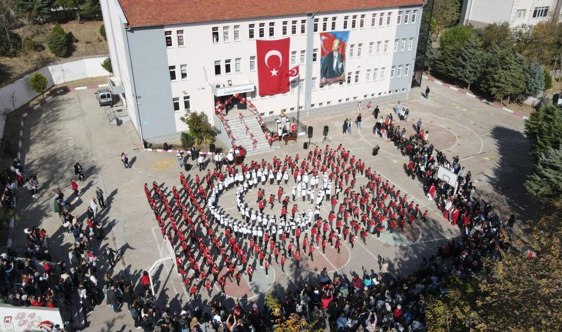 Bandırma’da öğrenciler “Ay Yıldız ” kareografisi oluşturdu Bandırma’da Ticaret Borsası İlkokulu ve Ortaokulu öğrencileri, Cumhuriyet’in 101’inci yılı