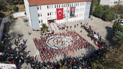 Bandırma’da Ticaret Borsası İlkokulu ve Ortaokulu öğrencileri, Cumhuriyet’in 101’inci yılı