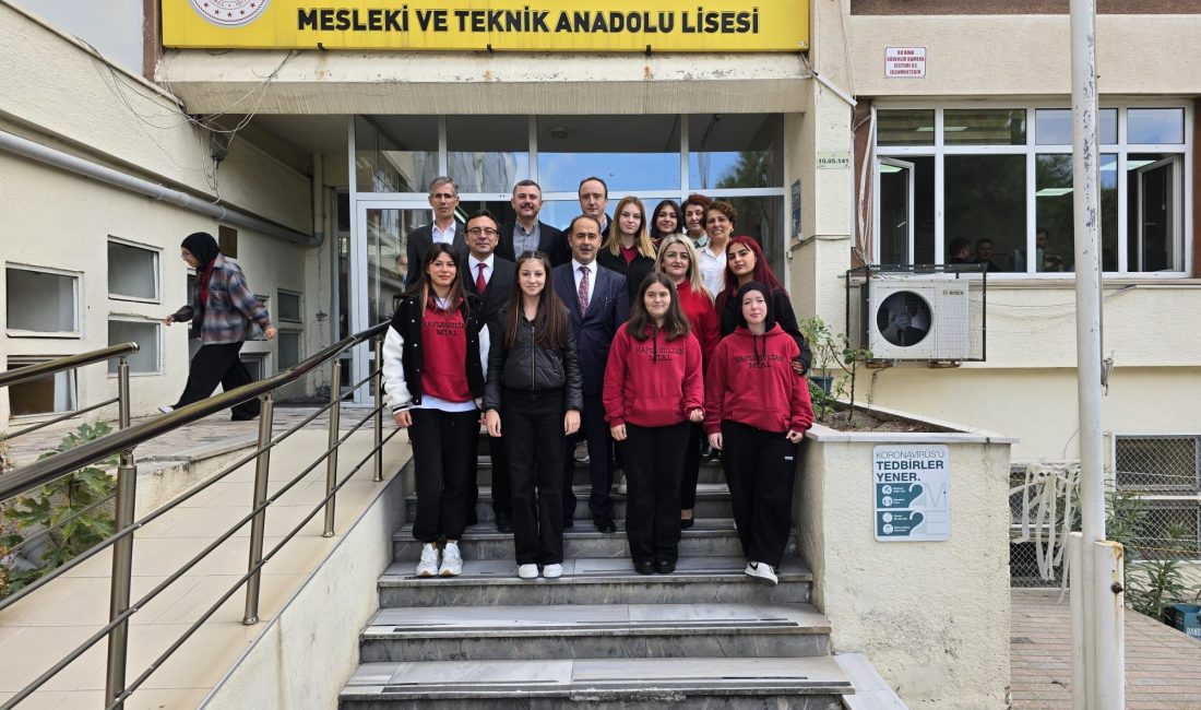 Bandırma Kaymakamı Aksakal ve Müdür Aslan, liseli gençlerle bir araya geldi Hafsa Sultan Kız Mesleki ve Teknik Anadolu Lisesi’ni ziyaret eden