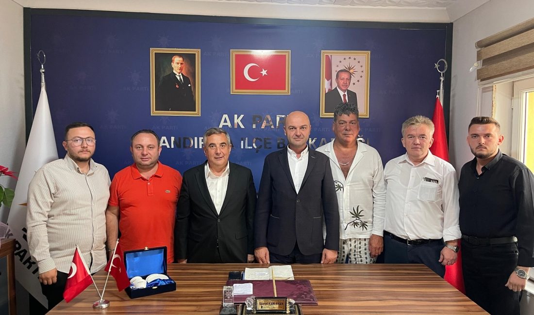 MÜSİAD’tan yeni başkan Karlahan’a ziyaret MÜSİAD Bandırma Şube Başkanı Tolga Tetik, AK Parti Bandırma İlçe