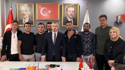 AK Parti Karesi İlçe Başkanı Hakan Aka, yeni üyelere parti