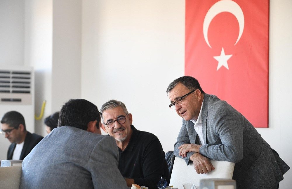 94 Mahalle muhtarı Başkan Hakan Şehirli ile bir araya geldi Altıeylül Belediyesi, Muhtarlar Günü dolayısıyla 94 mahalle muhtarına yönelik anlamlı
