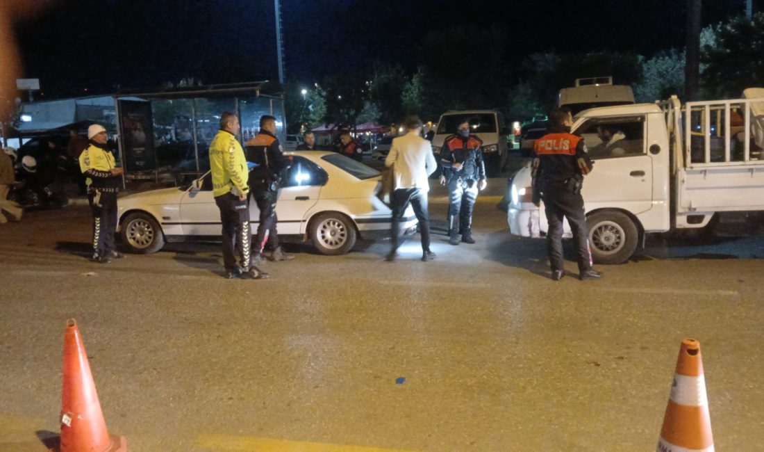 ASAYİŞ VE TRAFİK DENETİMİ SÜRÜYOR Zaman zaman kentin değişik noktalarında yapılan trafik ve asayiş denetimlerine