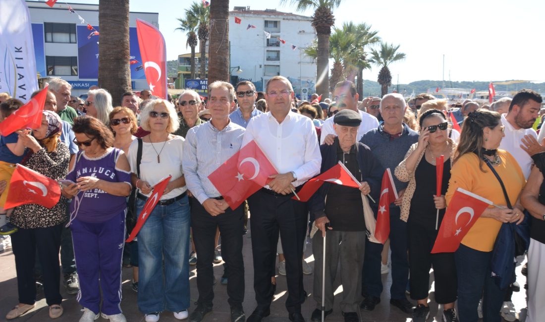 Ayvalık’ta Atatürk heykeline yapılan balyozlu saldırı düzenlenen basın açıklamasıyla protesto