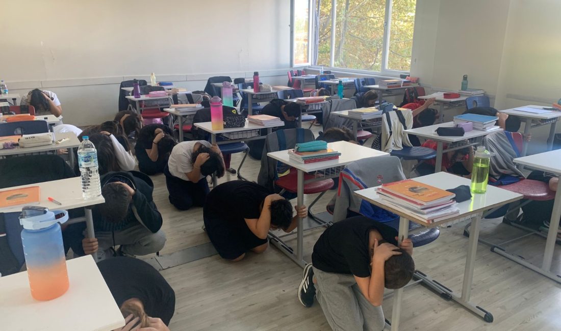 Bandırma’da tüm okullarda “Çök, Kapan, Tutun” uygulandı Dünya Afet Risklerinin Azaltılması Günü kapsamında Bandırma’daki tüm resmi ve