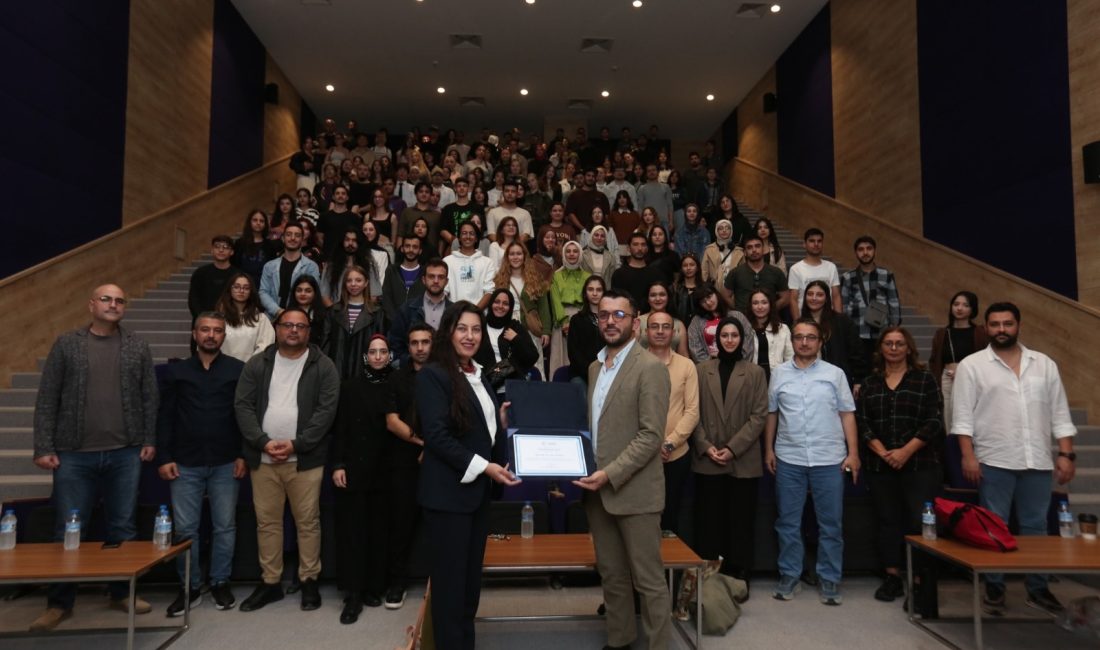 BANÜ’de “Yazar Çizer Penceresinden Yaratım Süreçleri” masaya yatırıldı Bandırma Onyedi Eylül Üniversitesi’nde gerçekleştirilen konferansta gelen İllüstratör/Yazar Öğr. Gör.
