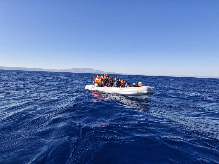 Ayvalık açıklarında 28 düzensiz göçmen yakalandı Ayvalık açıklarında yasa dışı yollar ile Yunanistan’ın Midilli (Lesvos) adasına