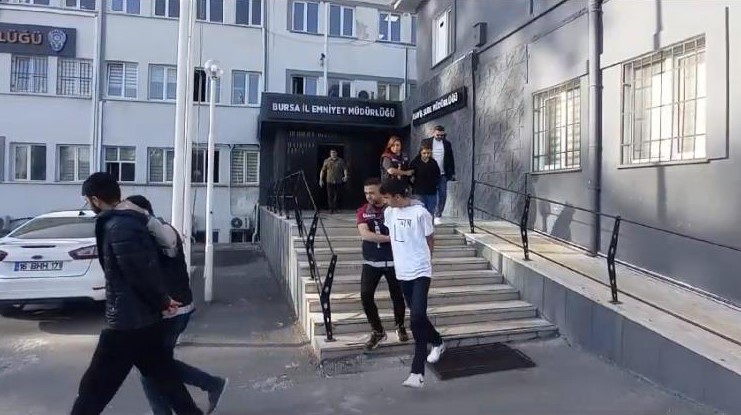iPhone sevdası 6 milyon liradan etti Bursa’da cep telefonu almak isteyen müşterilere, “Anlaşmalı bankalarımız var, sıfır