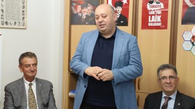 Atatürkçü Düşünce Derneği Gönen Şubesi’nde başkan ve dernek üyeleriyle bir