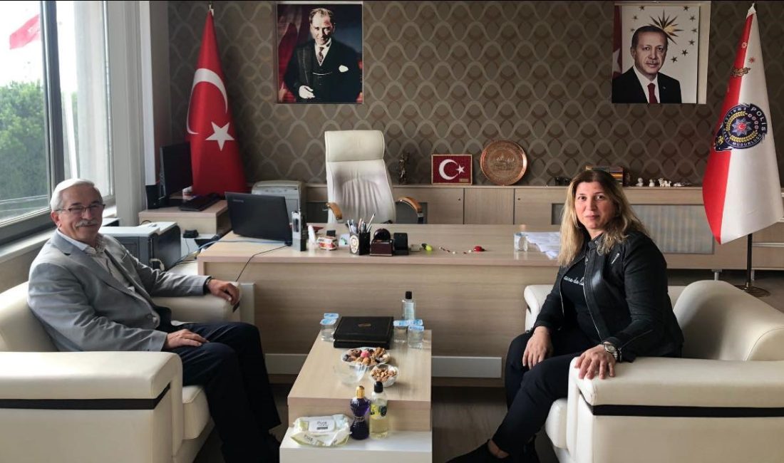 Karışık’tan yeni emniyet müdürüne hayırlı olsun ziyareti Erdek Belediye Başkanı Burhan Karışık, yeni İlçe Emniyet Müdürü Özlem