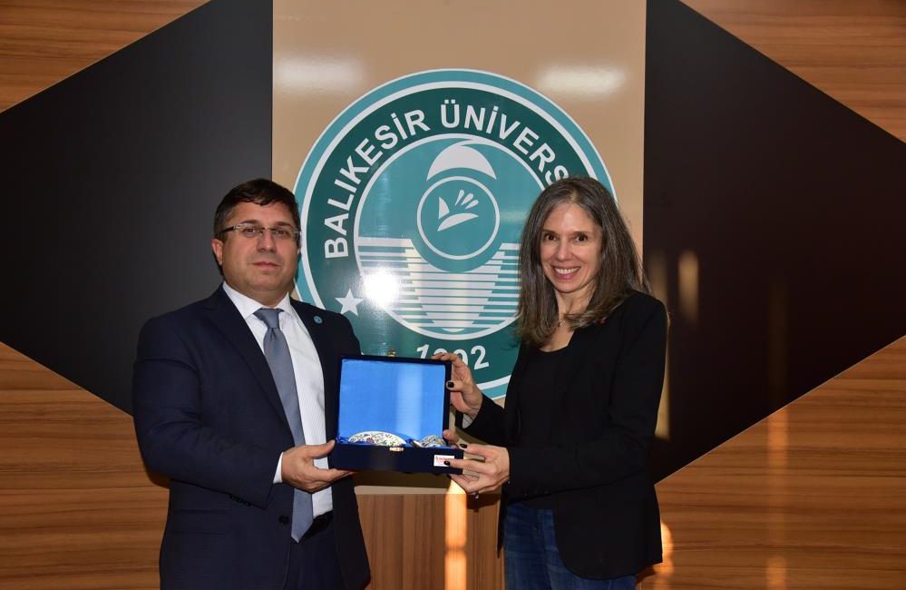 ABD İstanbul Başkonsolosundan Rektör Oğurlu’ya ziyaret ABD İstanbul Başkonsolosundan, Balıkesir Üniversitesi Rektörü Prof. Dr. Yücel Oğurlu’ya