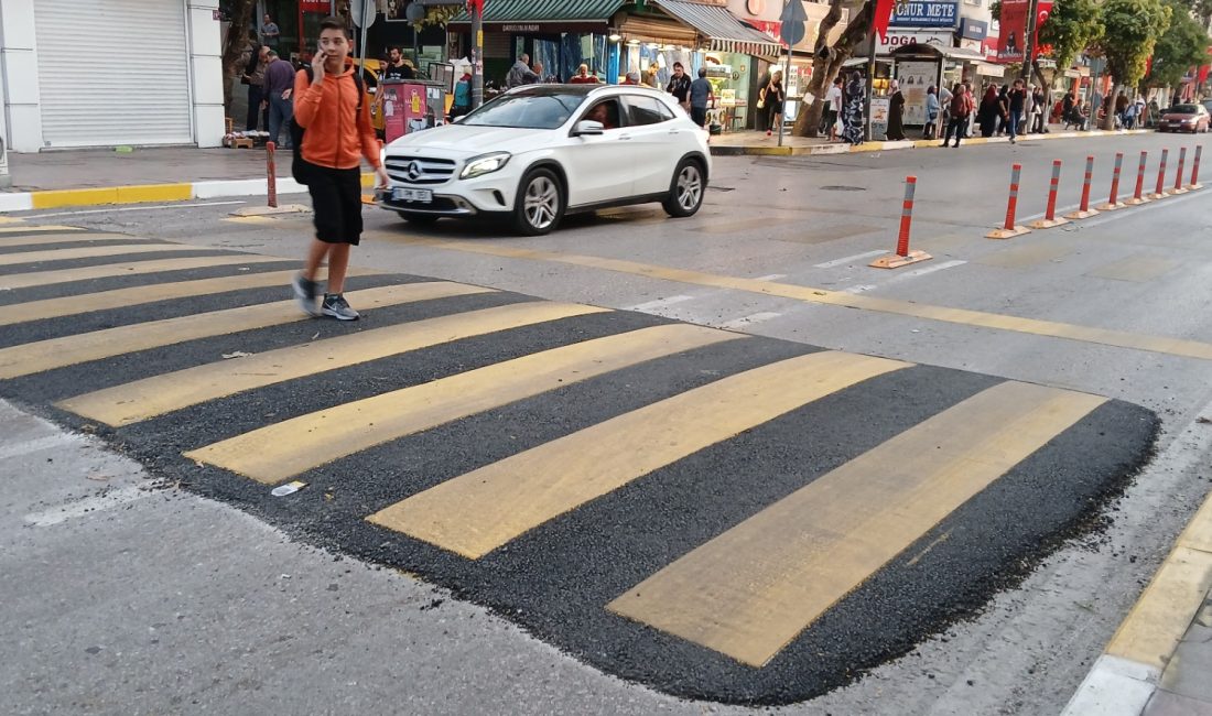 YÜKSELTİLMİŞ HIZ KESİCİ YAYA GEÇİDİ OLARAK DA KULLANILACAK İsmet İnönü Caddesi’nde Halk Bankası ile Denizbank arasında yeni yapılan