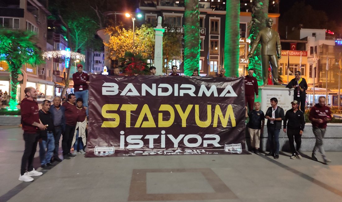     Bandırmaspor taraftarları Cumhuriyet Meydanı’nda takımın stat ihtiyacını bir
