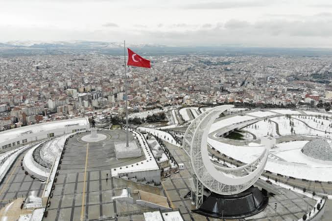 Balıkesir beşik gibi Bigadiç ve Sındırgı ilçelerinde gece saatlerinden itibaren 15 deprem yaşandı.
