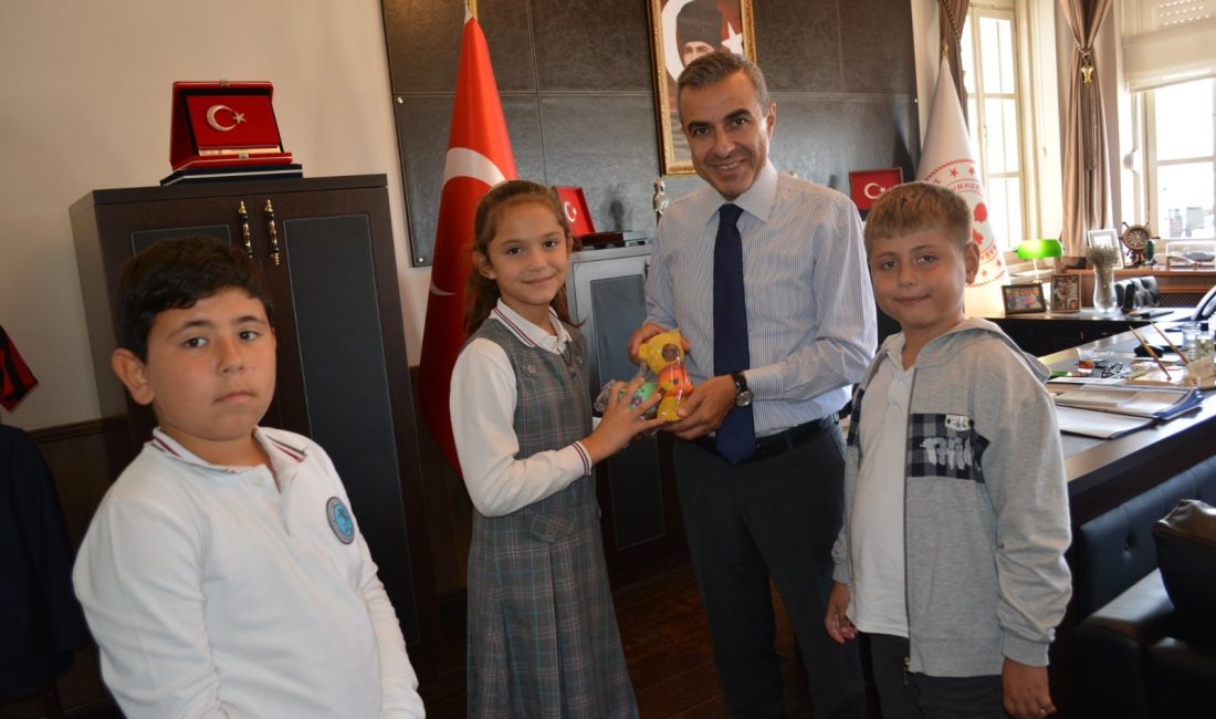 Minik öğrencilerden Erdek Kaymakamı’na hediye Erdek Çakıl İlkokulu’nda eğitim gören minik öğrenciler Erdek Kaymakamı Atakan
