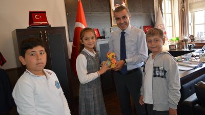 Erdek Çakıl İlkokulu’nda eğitim gören minik öğrenciler Erdek Kaymakamı Atakan