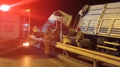 Erdek istikametine gitmekte olan kamyon kavşakta yoldan çıkarak yönlendirme tabelasına