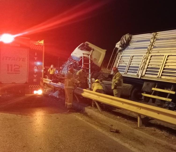 Bandırma’da yoldan çıkan kamyon tabelaya çarptı: 1 yaralı Erdek istikametine gitmekte olan kamyon kavşakta yoldan çıkarak yönlendirme tabelasına