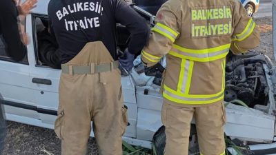Burhaniye’de sürücüsünün direksiyon hakimiyetini kaybettiği otomobil tek taraflı kaza yaptı.