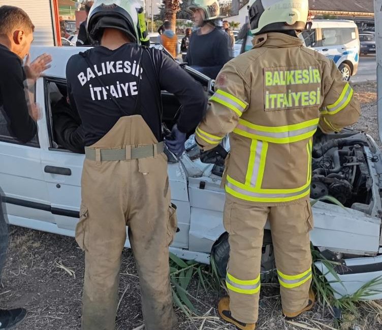 Araç içinde sıkışan sürücü itfaiye tarafından kurtarıldı Burhaniye’de sürücüsünün direksiyon hakimiyetini kaybettiği otomobil tek taraflı kaza yaptı.