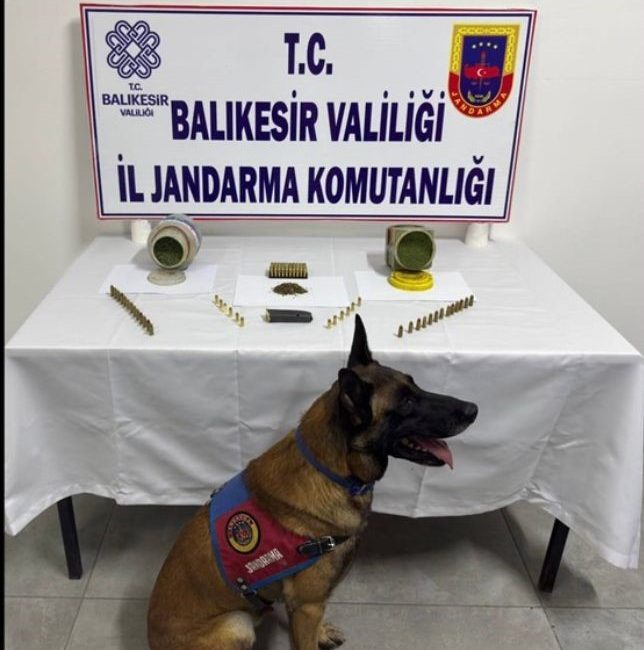 Balıkesir İl Jandarma Komutanlığı’ndan uyuşturucu operasyonu: 4 şüpheli gözaltına alındı Balıkesir İl Jandarma Komutanlığı, uyuşturucu madde imal ve ticaretine yönelik