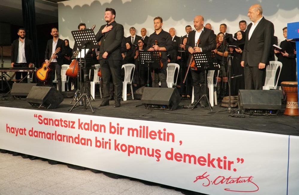 Sındırgı Türk Müziği Topluluğu konser verdi Cumhuriyet’in 101’inci yılı kutlamaları çerçevesinde Sındırgı Türk Müziği Topluluğu muhteşem