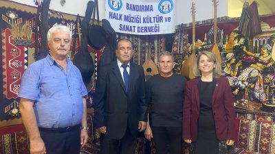 Bandırma Halk Müziği Kültür ve Sanat Derneği’nin açılışında konuşma yapan