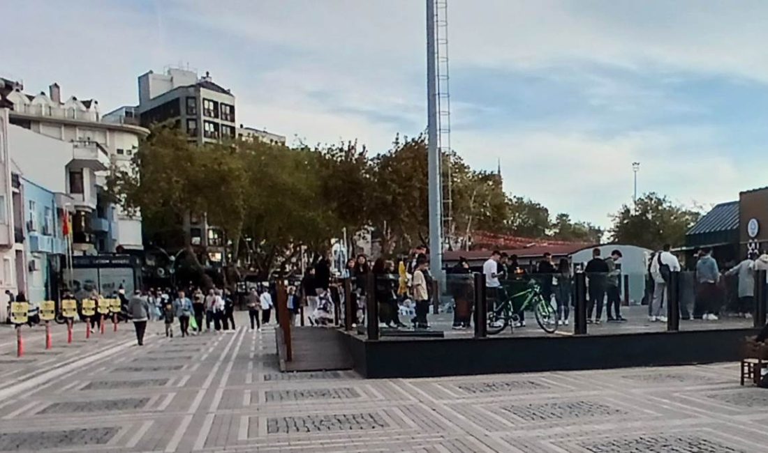 ARKA BAHÇEYE TUVALET ÖN TARAFA KAFE Sahildeki bugünkü adıyla;Balıkesir Büyükşehir Belediyesi Güney Marmara Hizmet Binası olan