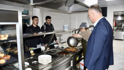 Balıkesir Gençlik ve Spor İl Müdürü Adem Özalp, Bandırma’nın öğrencileriyle