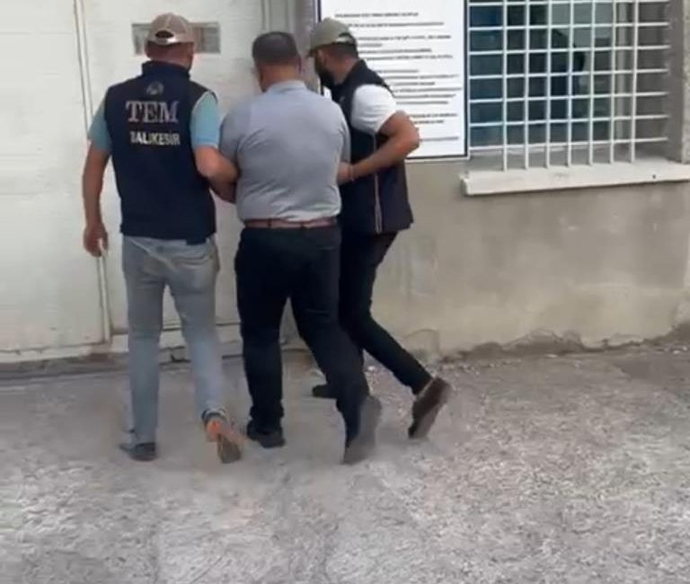 Balıkesir’de FETÖ/PDY silahlı terör örgütü üyeleri yakalandı Balıkesir’de, FETÖ/PDY silahlı terör örgütüne yönelik yürütülen çalışmalarda hapis cezası
