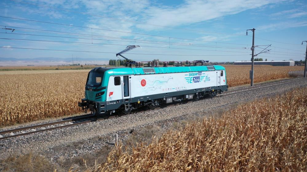 İlk yerli ve milli elektrikli ana hat lokomotifi 2025 yılında raylara inecek Ulaştırma ve Altyapı Bakanı Abdulkadir Uraloğlu, Türkiye’nin ilk yerli ve