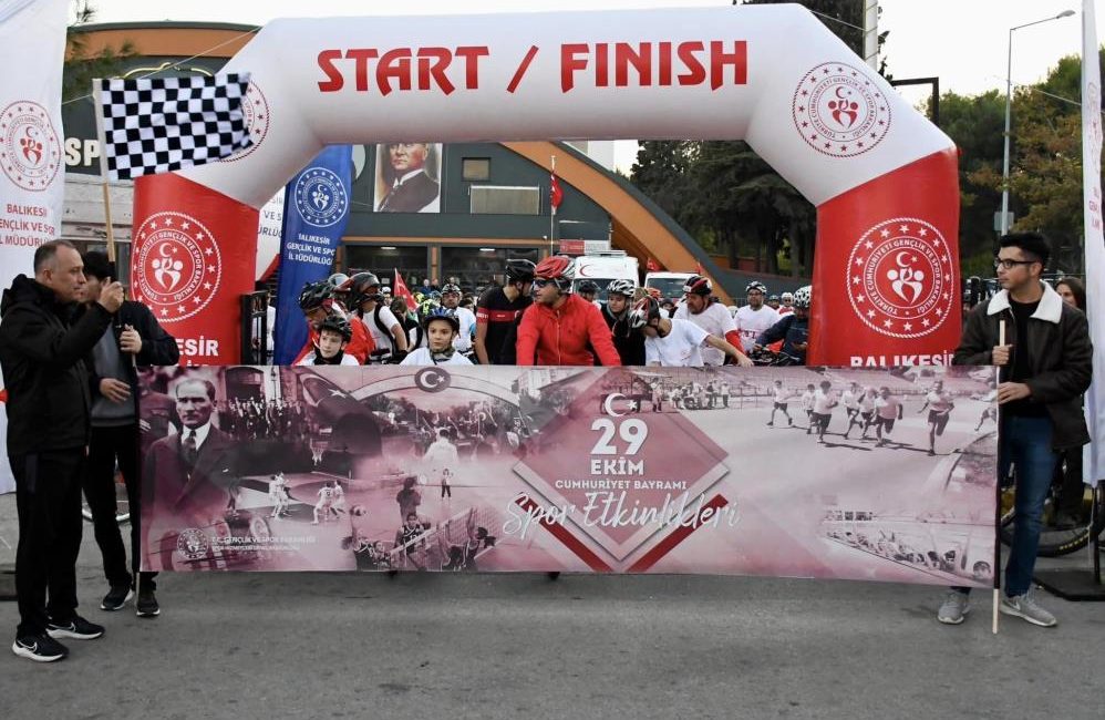 12 Kilometrelik Parkurda Cumhuriyet Coşkusu Balıkesir Gençlik ve Spor İl Müdürlüğü, Cumhuriyetimizin 101. yılı dolayısıyla