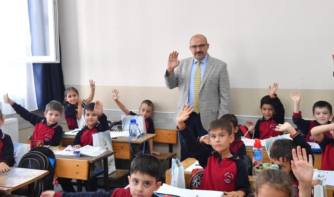 Ustaoğlu, Dursunbey’de ilkokul öğrencileriyle buluştu Balıkesir Valisi İsmail Ustaoğlu, Dursunbey Üçeylül İlkokulu’nda öğretmenlerle bir araya