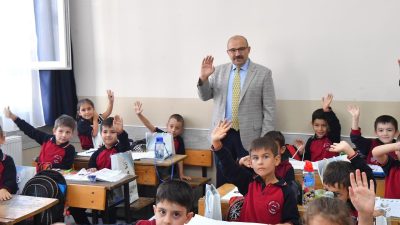 Balıkesir Valisi İsmail Ustaoğlu, Dursunbey Üçeylül İlkokulu’nda öğretmenlerle bir araya