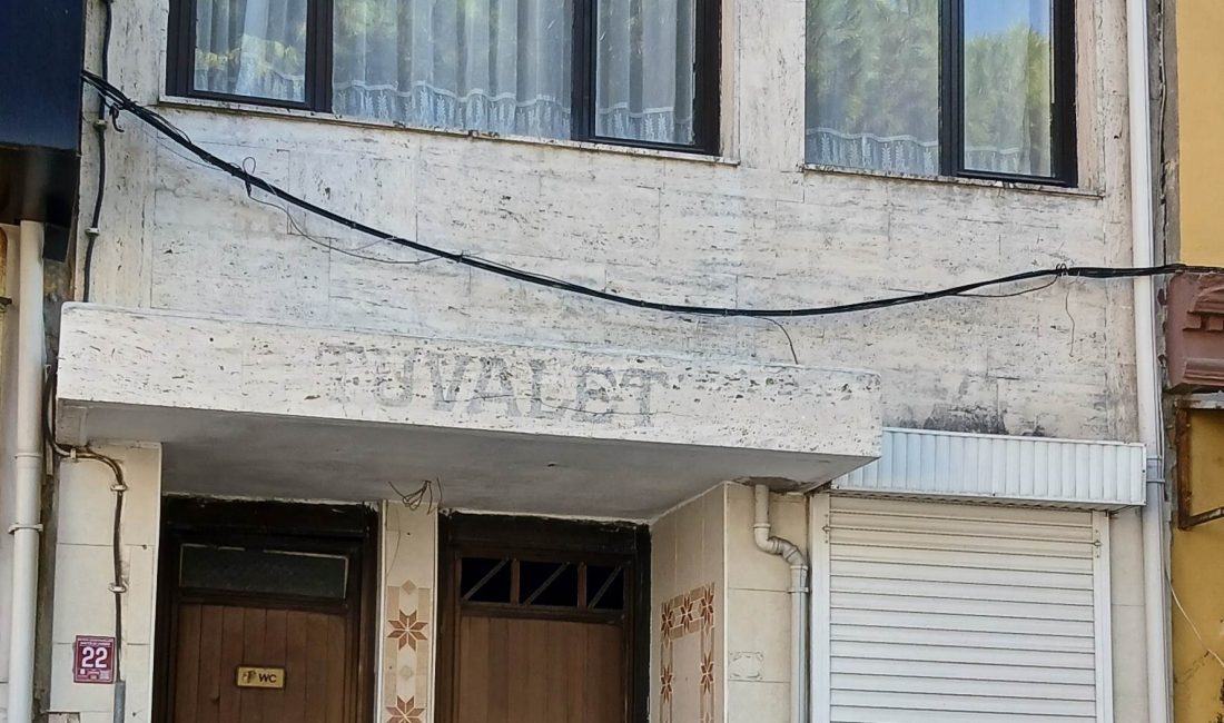 BEDAVA TUVALETE DAYANAMADI Tarihi Haydar Çavuş cami yakınında Saatçiler Caddesi’nde bulunan ve yaklaşık