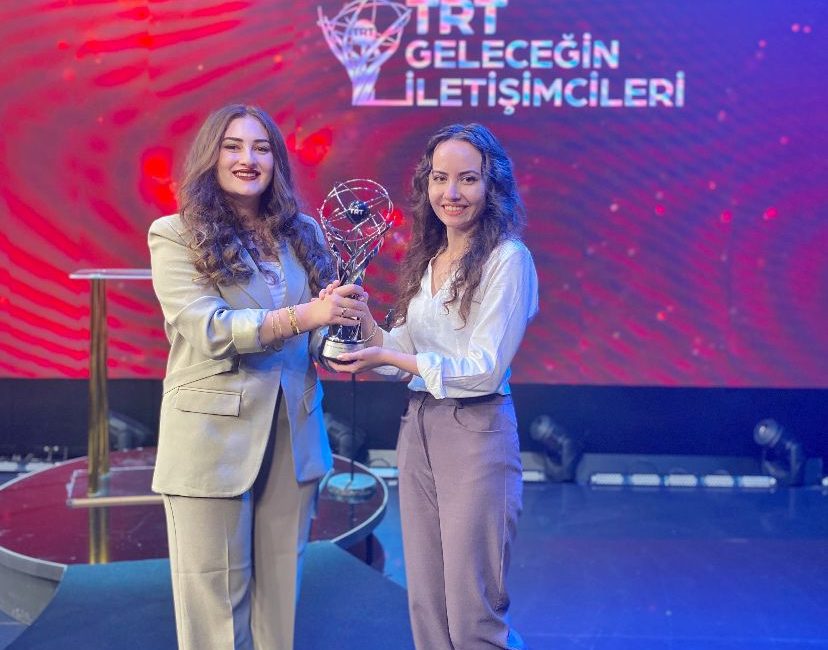 Bandırma’nın öğrencileri TRT’den ödülle döndü TRT’nin düzenlediği “Geleceğin İletişimcileri” yarışmasında Bandırma Onyedi Eylül Üniversitesi öğrencileri,
