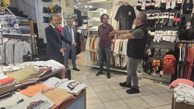 Bandırmalı esnafla bir araya gelen Kaymakam Engin Aksakal ve İlçe