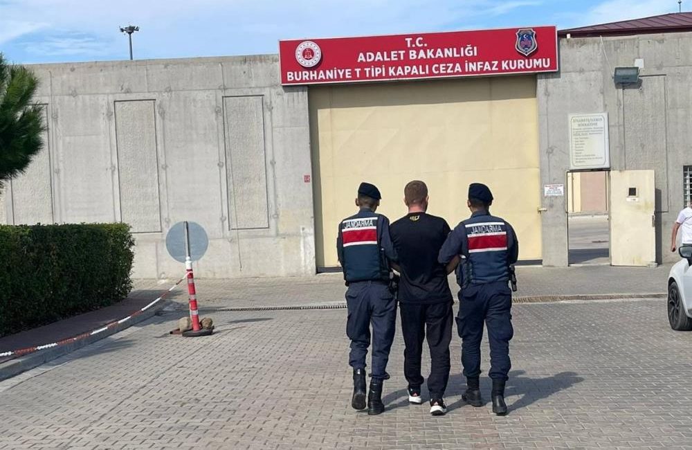 Kesinleşmiş hapis cezası bulunan kişi kordon sefası yapacakken jandarmaya yakalandı Edremit’te hakkında 12 yıl 8 ay 15 gün kesinleşmiş hapis