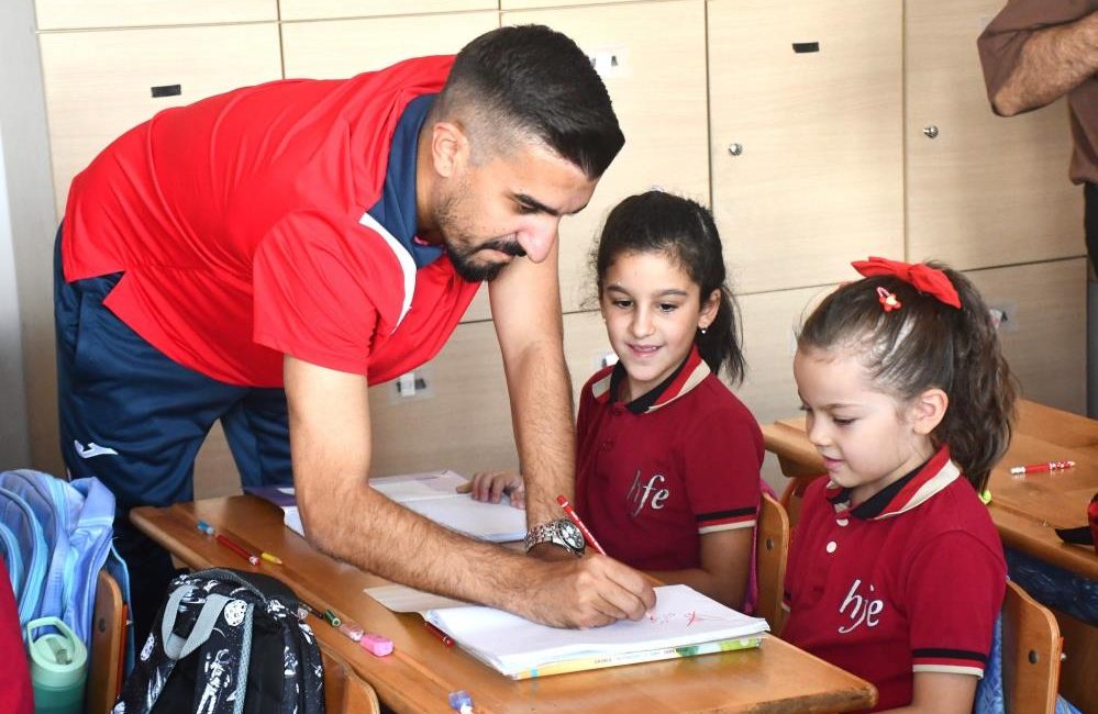 Balıkesirspor, Hatice Fahriye Eğinlioğlu İlkokulu’nu Ziyaret Etti Balıkesirspor’da antrenörler Oğuzcan Koral ve Bahri Bentürk, futbolcular Güvenç Usta,