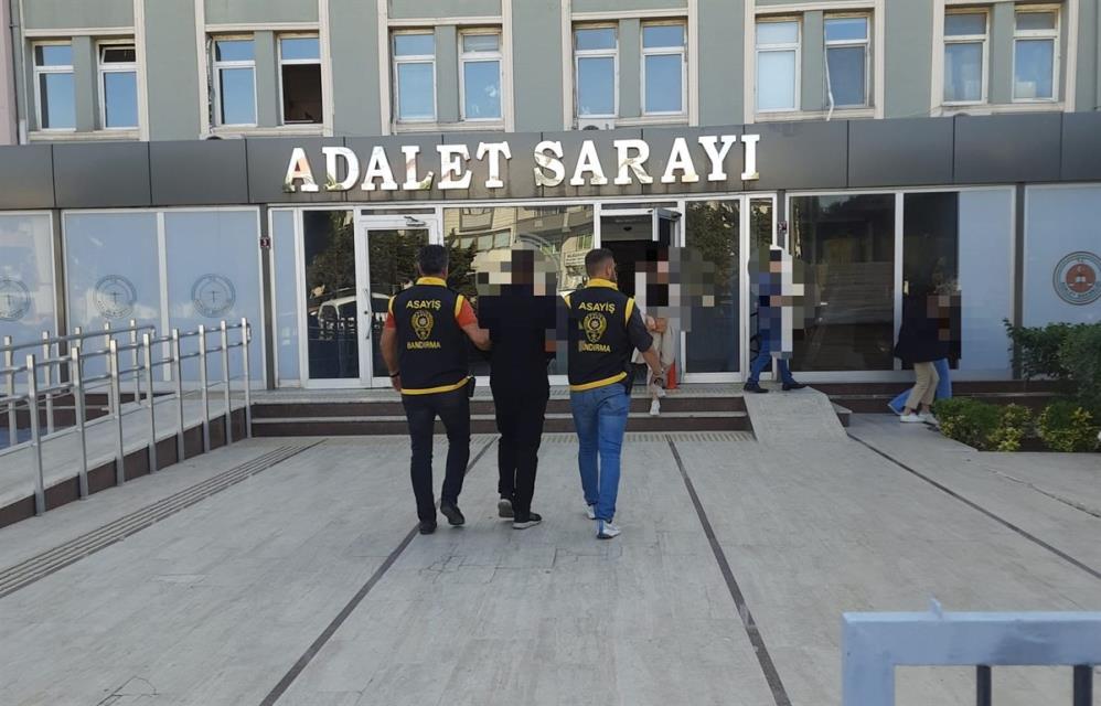 Bandırma’da 24 yıl hapis cezası bulunan şahıs yakalandı Balıkesir İl Emniyet Müdürlüğü Bandırma İlçe Emniyet Müdürlüğü ekipleri, aranan