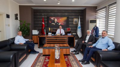 Bandırma Onyedi Eylül Üniversitesi Rektörü Prof. Dr. İsmail Boz, makamında