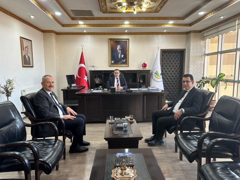 Defterdar Kaymakam Memiş’i ziyaret etti Balıkesir Defterdarı Mehmet Ersoy, Kaymakam İlyas Memiş’i ziyaret etti. Konuğunu