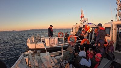 Ayvalık Sahil Güvenlik Komutanlığı bünyesindeki ekipler tarafından yapılan iki operasyonda,