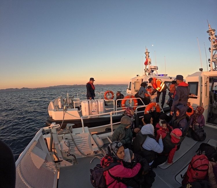 Ayvalık’ta 16’sı çocuk toplam 33 düzensiz göçmen yakalandı Ayvalık Sahil Güvenlik Komutanlığı bünyesindeki ekipler tarafından yapılan iki operasyonda,
