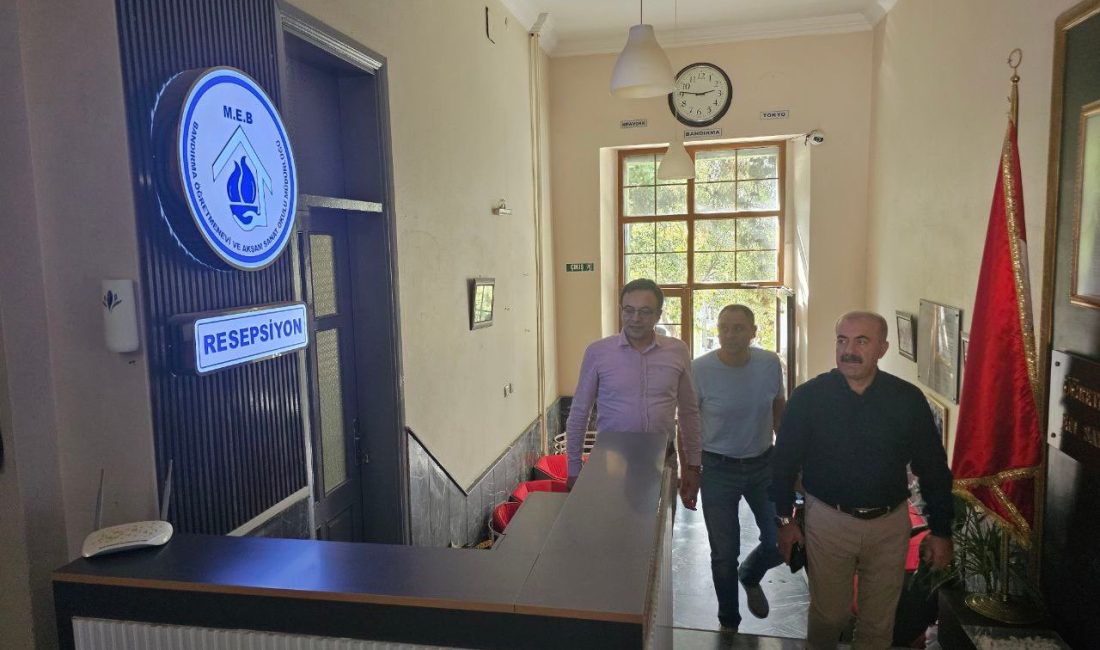 İl Milli Eğitim Müdürü Demir, Bandırma’da çalışmaları inceledi Bandırma’ya ziyaret programı gerçekleştiren Balıkesir İl Milli Eğitim Müdürü Murat