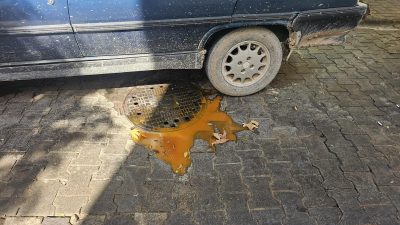 Bandırma’da, tıkanan kanalizasyondan yemek firmalarının döktüğü kullanılmış yağ çıktı. Yağın