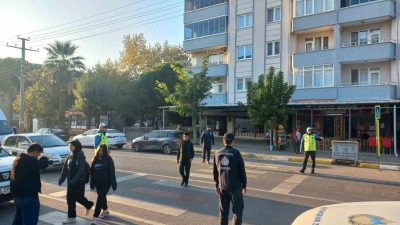 Balıkesir Büyükşehir Belediyesi Zabıta Daire Başkanlığına bağlı ekipler, öğrencilerin güvenli