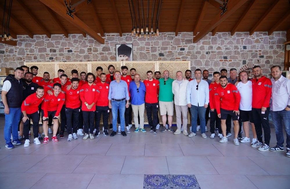 Karşılaşma öncesi moral depoladılar Hafta sonu 52 Orduspor’u, Ayvalık Hüsnü Uğural Stadı’nda konuk edecek