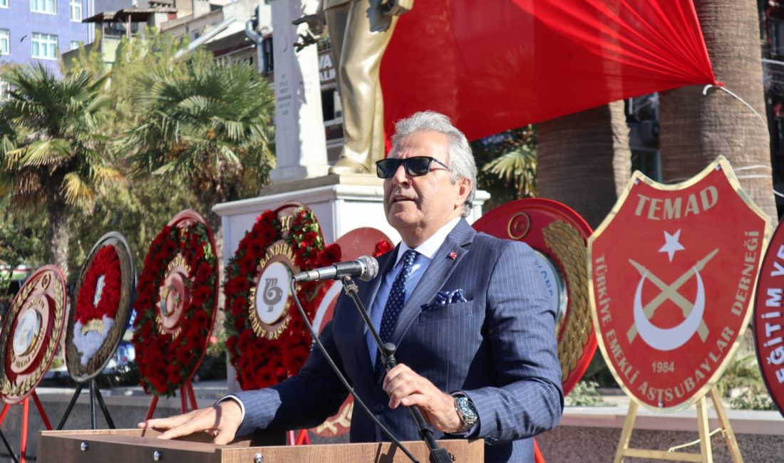 Bandırma’da 29 Ekim Cumhuriyet Bayramı dolayısıyla Cumhuriyet Meydanı’nda alternatif çelenk