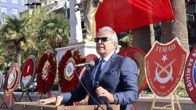 Bandırma’da 29 Ekim Cumhuriyet Bayramı dolayısıyla Cumhuriyet Meydanı’nda alternatif çelenk